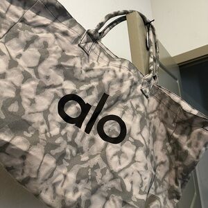 ALO YOGA tote bag (NWT) excellent condition 10/10